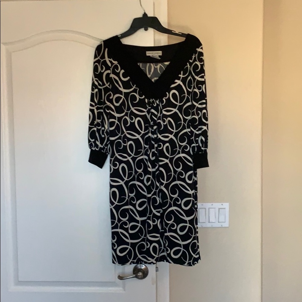 Pretty V-Neck Maggy London